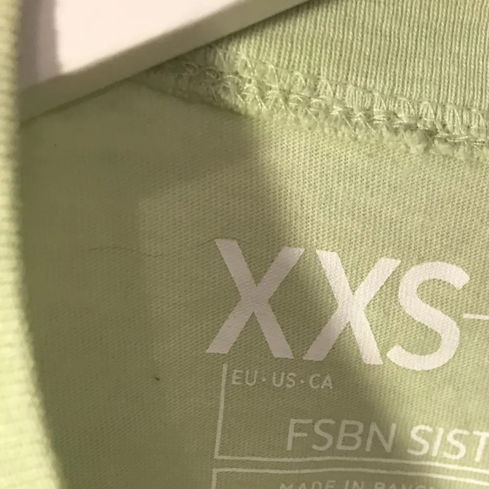 Skitsnygg magtröja som man kan ha ett spets linne under eller som passar perfekt till sommaren 😍 storlek XXS men sitter som S! . T-shirts.