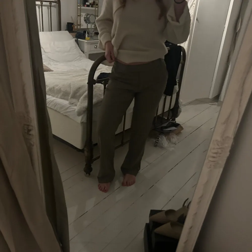Lågmidjade kostymbyxor köpta second hand!💖. Farkut & Housut.
