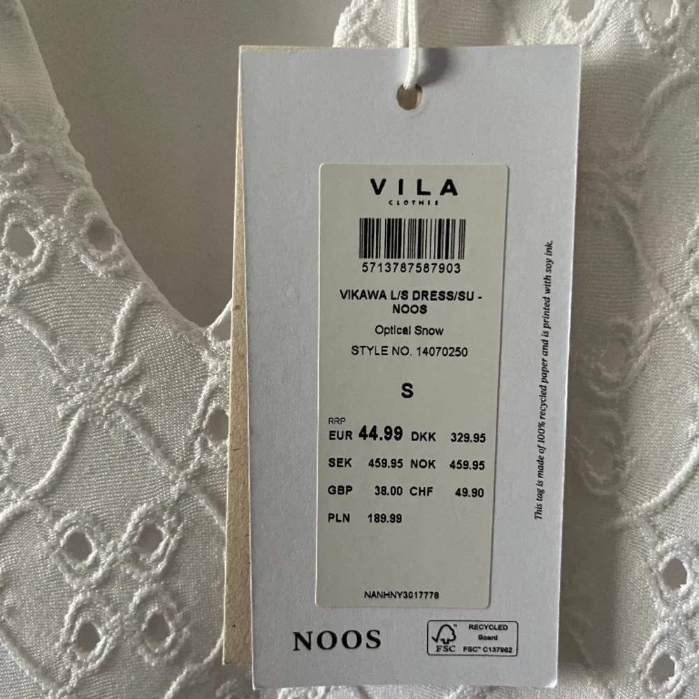 Säljer denna klänning från Vila, helt ny! . Klänningar.