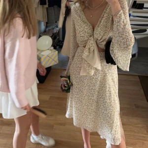 Riviera dress - Adoore klänning, st 38. Använd ett fåtal gånger, bra skick. Perfekt sommarklänning väldigt söt på.