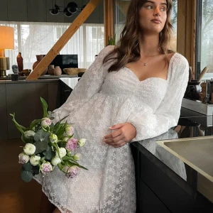 Student klänning  - klänning från NAKD som passar perfekt för studenten och sommaren! endast använt den en gång 🤍 (tryck inte på köp direkt tack) 