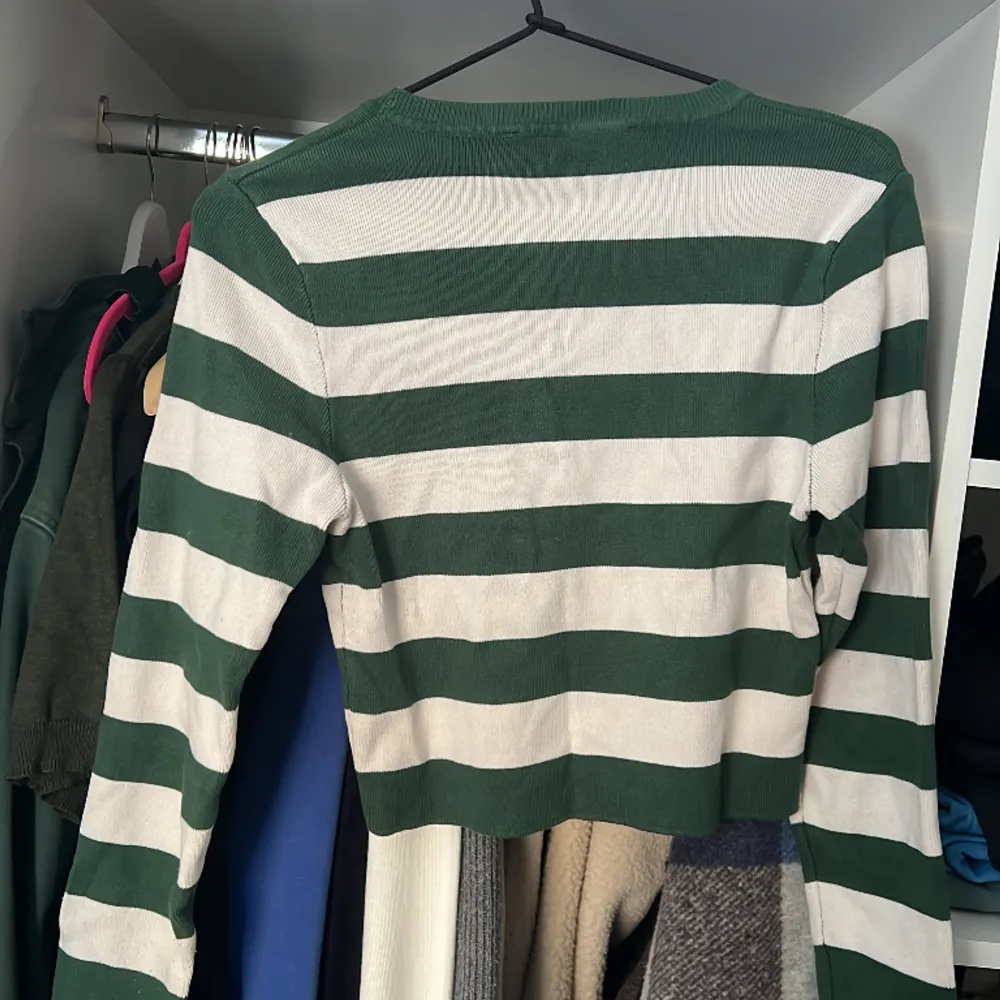 Hejj! Säljer denna fina tröja från zara, eftersom den inte kommer till användning längre. Storlek L, men passar S/M. Köparen står för frakt🌸🌸. Tröjor & Koftor.