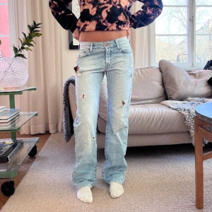 Jeans! - Så snygga jeans med slitningar. Midjemått: 78cm  Innerbenslängden 80cm❤️