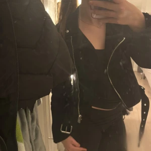 Mocka jacka - Super fin mocka jacka ifrån zara som inte säljs längre. Den är i storlek s men passar Xs också. Den är i superfint skicka skriv för fler bilder.