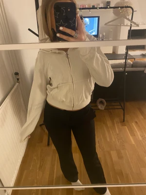 Juicy kofta - Kan ha lite små defekter, se bild längst ner på armen men tror det går bort om man försöker och det syns knappt. Storlek L men sitter som en M