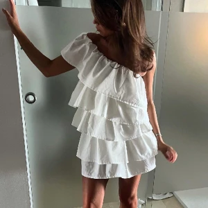 Vit klänning - Säljer denna klänningen då jag hittade en annan klänning som jag vill ha på studenten. Klänningen är endast testad, är 168. Hör av dig om du har fler frågor 🤍🤍