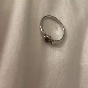 Silver ring med lila diamant på