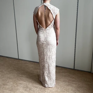 Spetts balklänning med öppen rygg - Ljusrosa spettsbalklänning med öppen rygg😍 i storlek 38 Modellen är 161 cm lång och bär vanligtvis storlek S (säljer fler KOLLA profil)                                                          Skick: Mycket bra