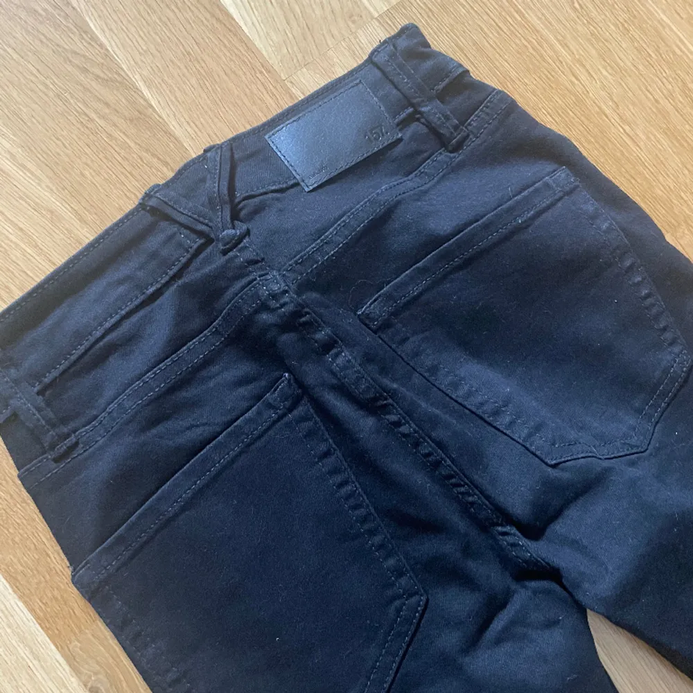 Svarta oanvända jeans från Lager 157. Storlek S men är ganska små i storleken. . Jeans & Byxor.