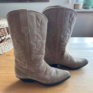 cowboyboots - supersnygga beigea cowboyboots!🫶🏻lite för små för mig som är 39/40!