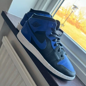Nike Air Jordan OG i Royal Blue  - Använda vid endast två tillfällen.  Annars är dem i väldigt bra skick! :)