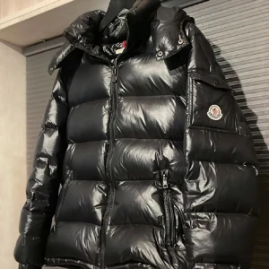MONCLER JACKA - Moncler jacka i hög kvalitet! Den är svart och passar till ALLT. Den är i storlek 2, men passar även 1. Den är varm och jättebekväm, perfekt. Jackan är riktig!Jag köpte jackan för 16000kr men sänker bra pris 8000kr. Skriv om du är intresserad😊