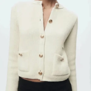 Zara kofta - Säljer denna slutsålda kofta från Zara, oanvänd med prislapp kvar💕💕