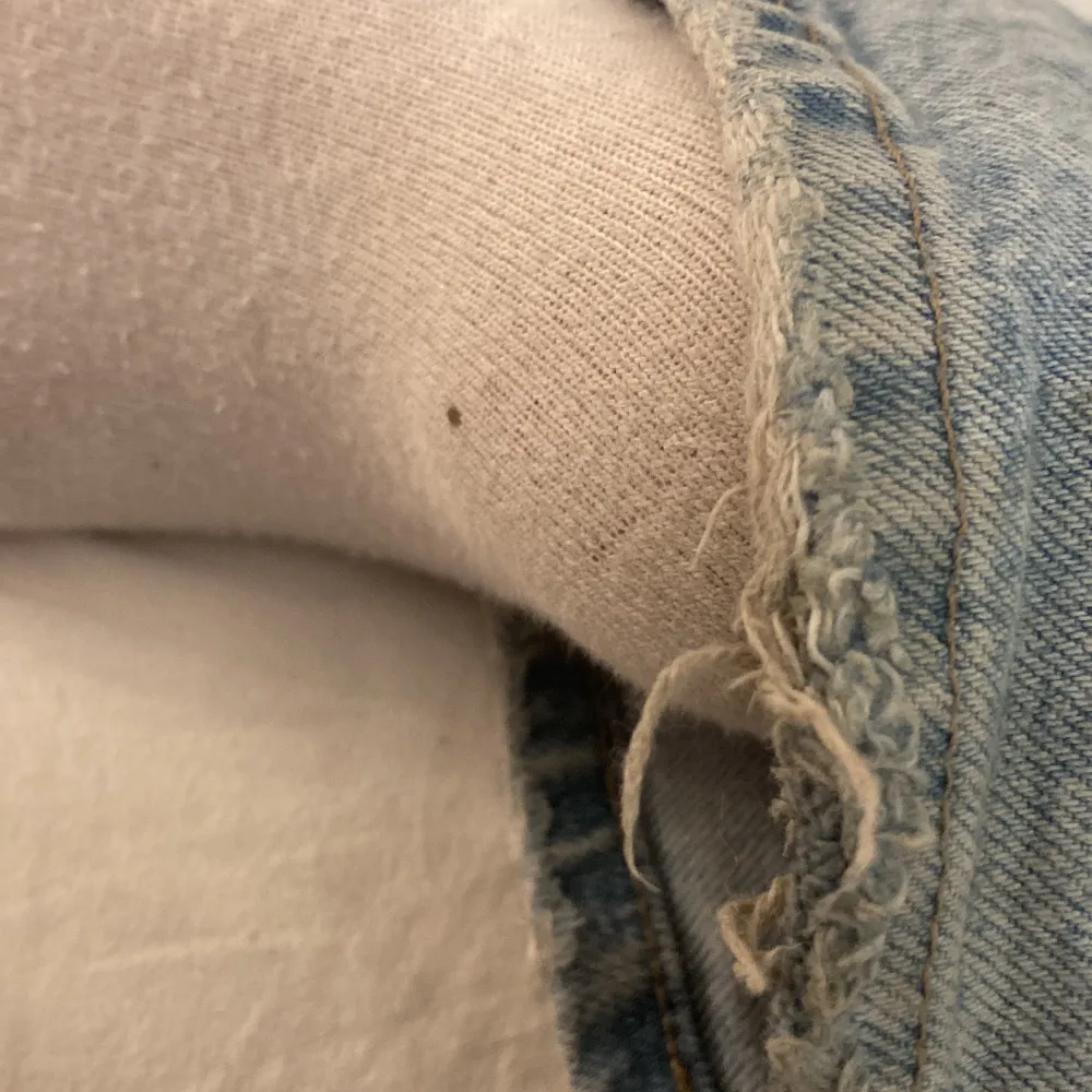 Jeans från Gina i okej skick dom är väl använda men inga defekter förutom, lite slitningar längst ner på vänstra benet. Men inget som direkt syns. Tvättas innan ja postar. . Jeans & Byxor.
