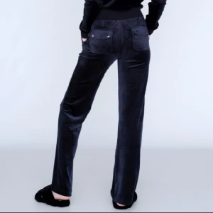 Juicy byxor - Säljer ett par juicy byxor som jag blev scammad på. De är strl S, materialet är väldigt urtvättat, ena fickan är saknar en knapp (inget som syns), snörena har inga sånna juicy C grejer längst ner, ena knappen längst upp vid snörena saknas. Därav pris