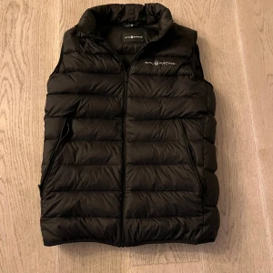 Sail racing Väst - Sail racing väst. Västen kommer inte längre till användning och är i behov av pengar där av säljer jag den. Tveka inte på att höra av dig vid frågor! 