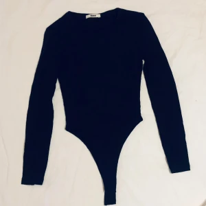  bodysuit från Bodssy - Skick 9/10, otroligt behaglig bodysuit🥰Svart, storlek XS. Finns även i oneshoulder💕