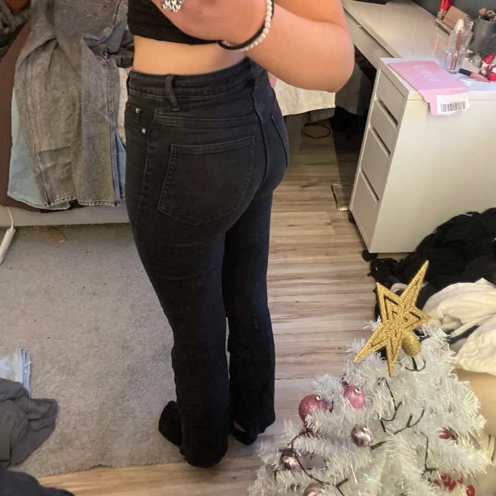 Svarta jeans från cubus som knappt är använda. Lite i kort i benen på mig som är 168cm lång.. Farkut & Housut.