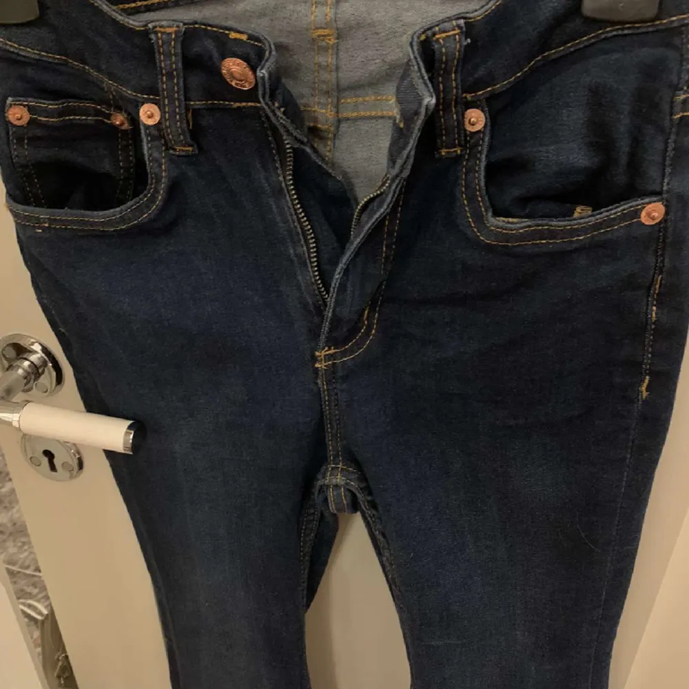 Mörkblåa bootcat jeans inga hål eller fläckar  Använd en gång. Jeans & Byxor.