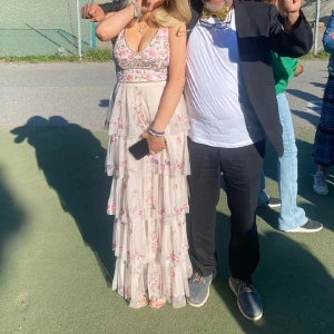 Balklänning! - Balklänning från Laces & Beads, endast använd en gång på min bal. Klänningen säljs inte längre och jag köpte den för ca 2000 kr. Superfint skick!❤️