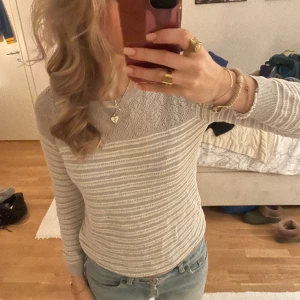 Glittrig långarmad tröja  - Söt tröja passar till mycket! 💘💘