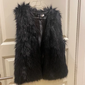 Päls väst  - Jättesnygg pälsväst i nyskick, storlek 42 men sitter som en oversize S❤️ Den ser lite glittrig ut i bilden men den är ej de utan det är ljuset som reflekterar 