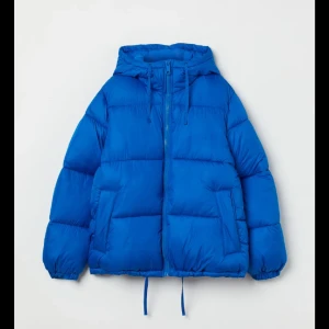 Blå dunjacka från HM - Blå dunjacka från HM i storlek S, knappt använd och i fint skick💕