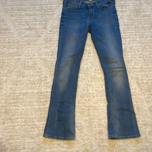 Lee jeans - Hej jag säljer mina jättesnygga low waisted bootcut jeans dock vet jag inte vilken storlek de är men jag skulle säga runt xs, de passar mig som är runt 165-170cm (priset kan diskuteras vid snabb affär)💘