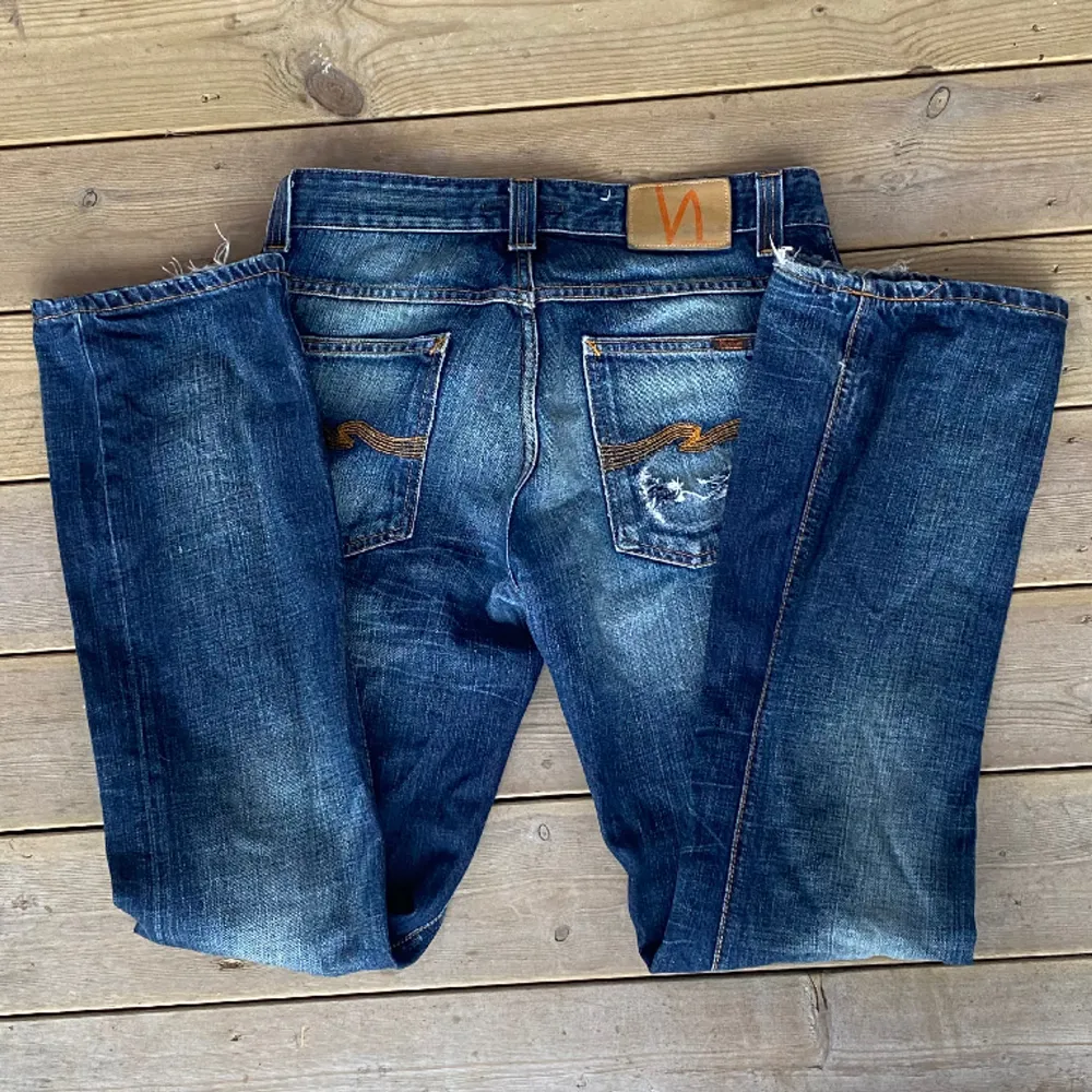 Så snygga jeans från Nudie! De har en liten slitning på ena bakfickan och i benslutet men i övrigt fint skick ⭐️jag är 166 cm och de går ner till marken på mig. Midjemått: 41 cm. Innerbenslängd: 80 cm. Jeans & Byxor.