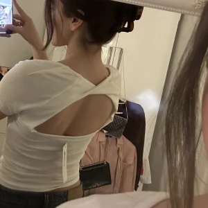 Vit topp - En vacker och simpel topp från Gina tricot som inte har använts Nyköpt för: 199kr 