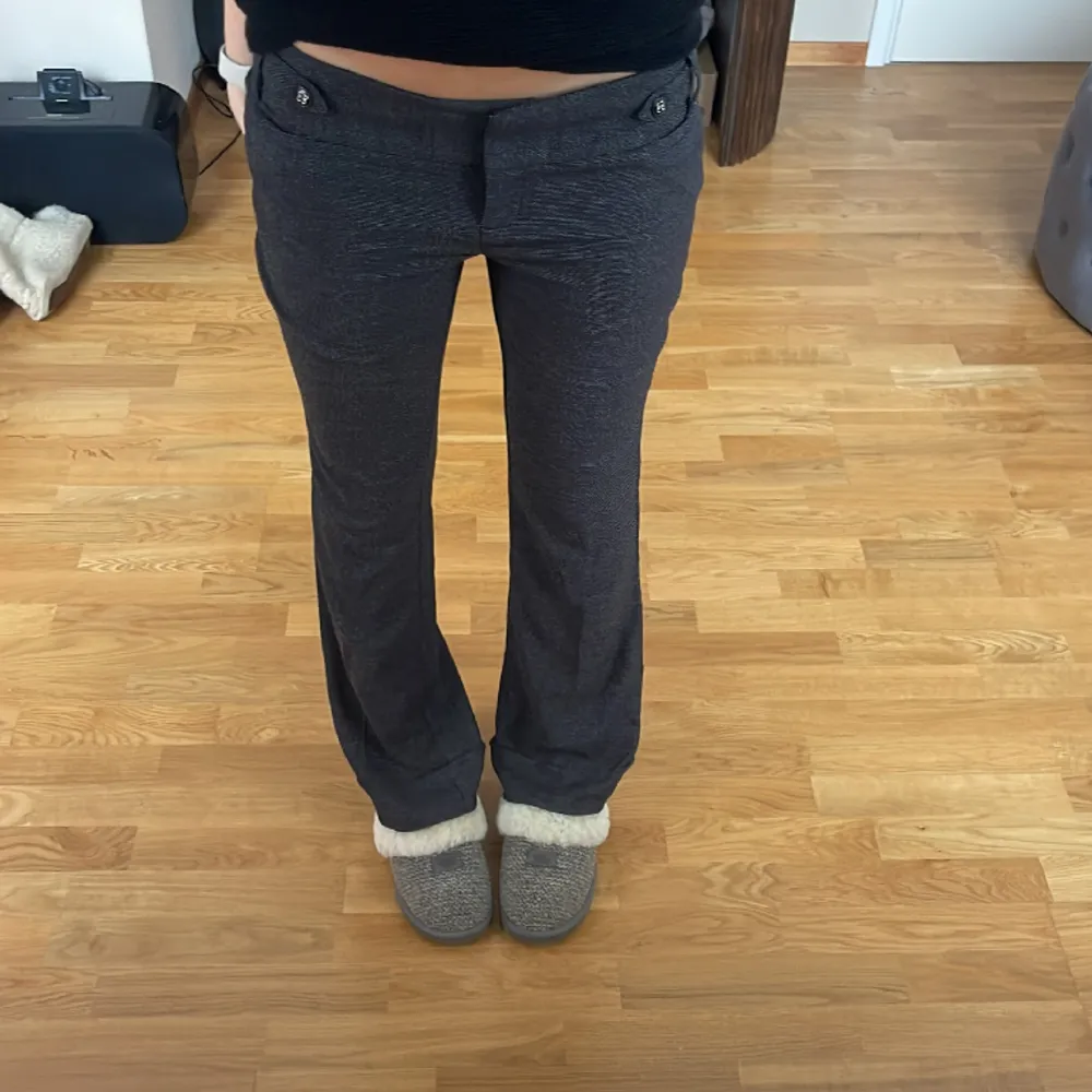 Helt nya kostymbyxor från tallyweijl, prislappen är kvar💕Jag är 177cm. Midjemått: 88cm Innerben: 78cm. Jeans & Byxor.