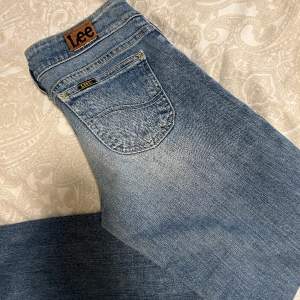 Intressekoll på mina Lee jeans då de är för små för mig. De är bootcut och är i en ljusblå färg. Dm för mera bilder