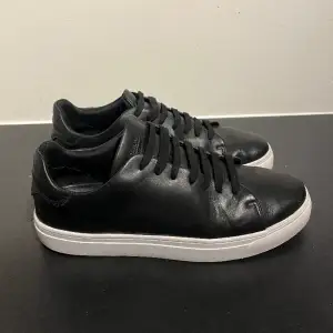 Ett par svarta sneakers i storlek 40 men är lite stora i storlek. Använt skorna endast ett par gånger och de är i bra skick. Köpte dem för 1200 och säljer för 340 men priser kan diskuteras 