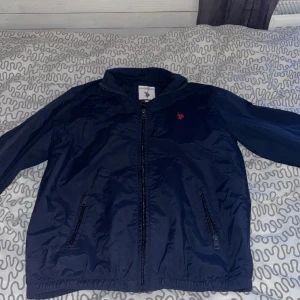  POLO ASSN windbreaker  - Jag säljer min polo assn windbreaker då den är för stor och jag gillar den inte. Stl 14/15.