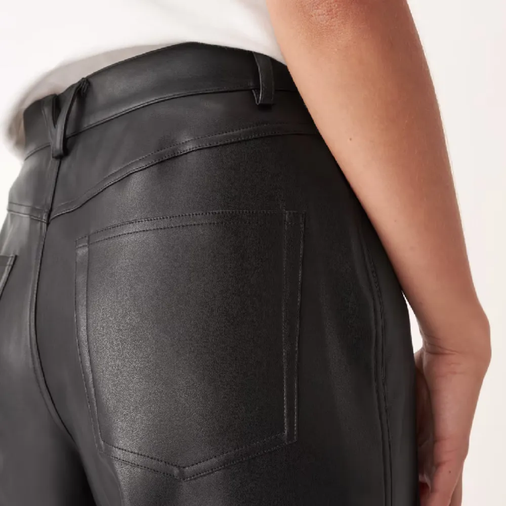 Carin Wester rak byxa i läderimitation storlek 40. Svart. Använd enbart fåtal gånger. Fint skick.   Midjan är midwaist enligt info från tillverkare men skulle säga att den är mer mot highwaist.   100% polyuretan. Jeans & Byxor.