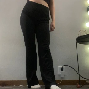 Mjuka bootcut  mys byxor? - Säljer mina favorit byxor då jag vill bli av med saker i garderoben Dem e utsvängda i benen längst ner och sitter bra runt låren rumpan och höfterna och mjuka och silkes lena innuti  dem kan vara lågmidjade och hög Vet ej ord pris eller vart dem e köpta ☺️