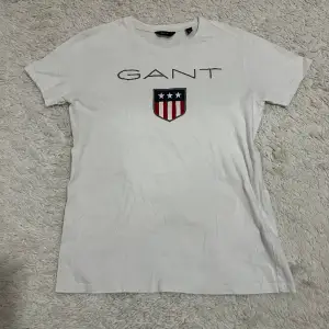 Gant T shirt, i bra skick, en liten liten fläck på botten men det är omärkligt 🤍