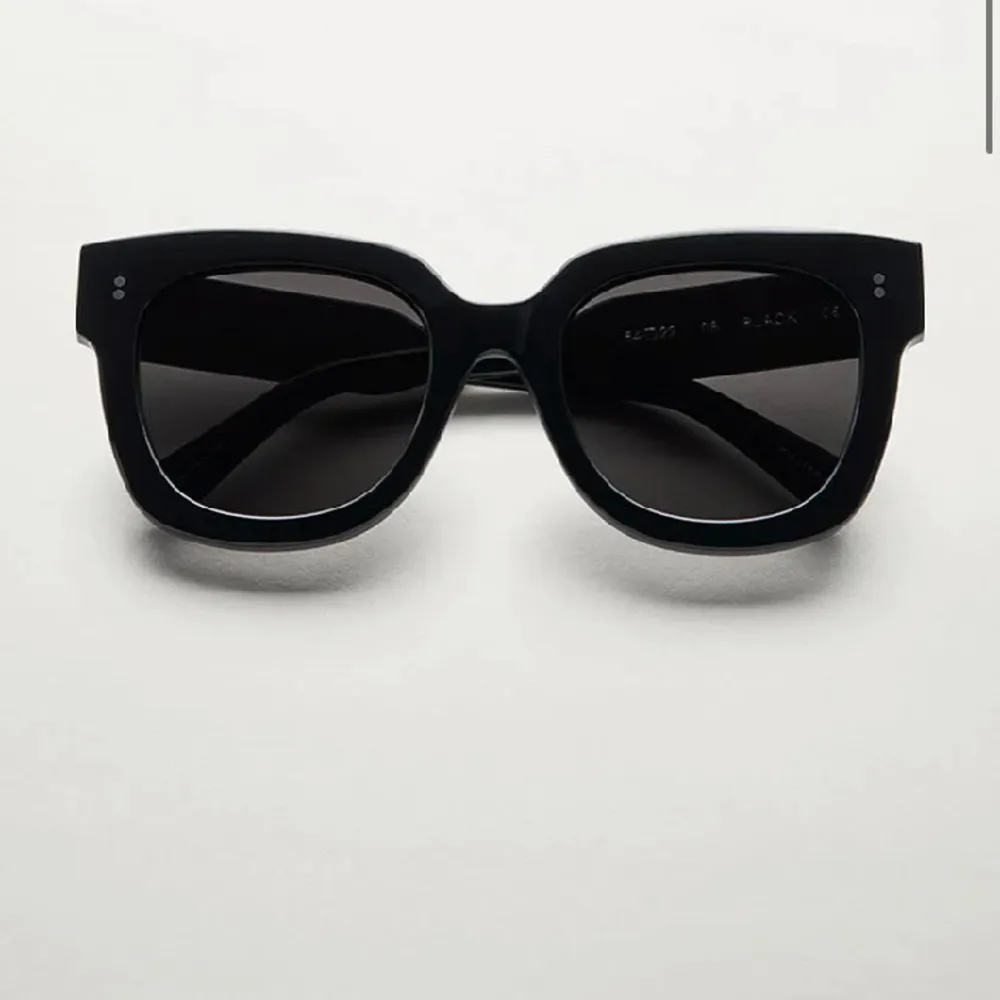 Säljer mina as snygga chimi glasögon i färgen svart 08! Endast testade💕Kostar egentligen 1250🙌🏻Hör av er vid intresse!. Accessoarer.