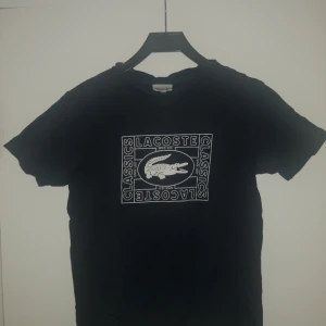 Lacoste tröja - Säljer en fin lacoste tröja i storlek 14 år så typ xs. Fint skick skulle säga 7/10. 
