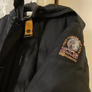 parajumper jacka - säljer denna parajumper jacka för ett otroligt billigt pris endast 3000 och priset går tillome att diskutera så passa på och hör jätte gärna av er vid intresse!🥰