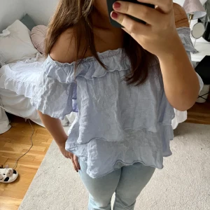 Off shoulder blus  - Supersöt off shoulder blus, ljusblå. Sparsamt använd och inga defekter. 