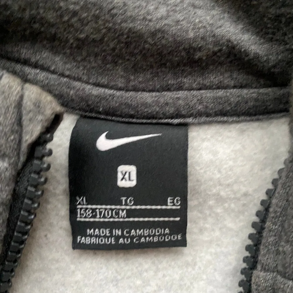 En väldigt skön och enkel Nike kofta som kan användas på gymmet eller bara som en allmänt skön tröja. Inga defekter.. Hoodies.