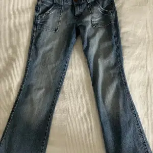 ett par snygga low waist bootcut jeans som tyvärr inte passar mig :( märket är big star. OBS sömmen är uppsprättad nere vid benen, skriv för fler bilder osv <3