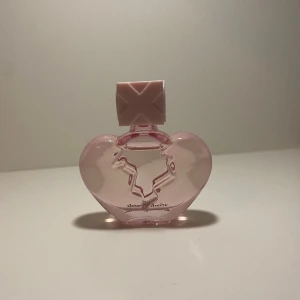 LITEN Ariana Grande Thank u next parfym - OBS Liten 7,5ml!!!! Säljer denna då den inte kommer till användning och jag behöver pengarna💕 inget fel på den alls och har mycket kvar🤍