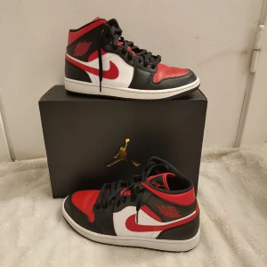 Jordan 1 mid - Säljer nu mina jordans då jag inte använder mig av dem längre. 9/10 skick. Lite creasade. Hör av dig vid funderingar