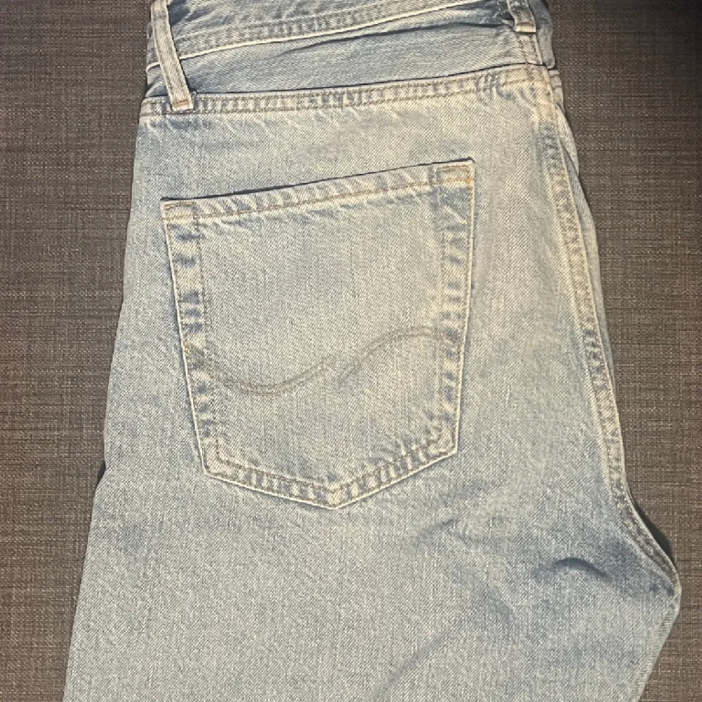 Säljer mina jeans från Jack & Jones med modellen Loose/Chris. Dessa är i storlek 29/32 och är inte så använda. Jeans & Byxor.