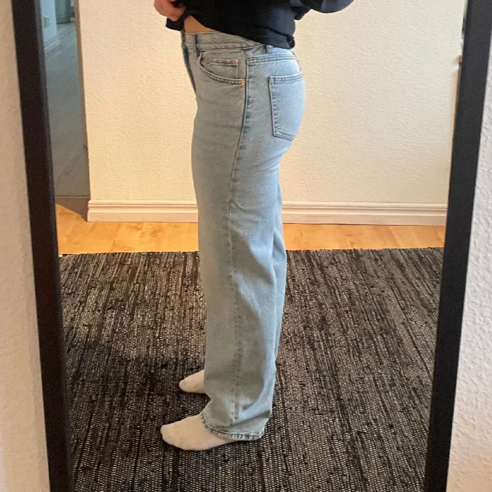 Ljusblåa jeans från ginatricot, modell low straight jeans. Storlek 38. Knappt använda därav inga skador eller slitage!!. Jeans & Byxor.