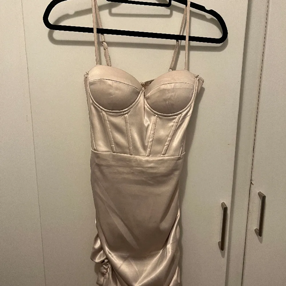 Jättefin champagne färgad klänning i storlek S. Kupan passar B-C. Endast använd 1 gång- NYSKICK.. Mekot.