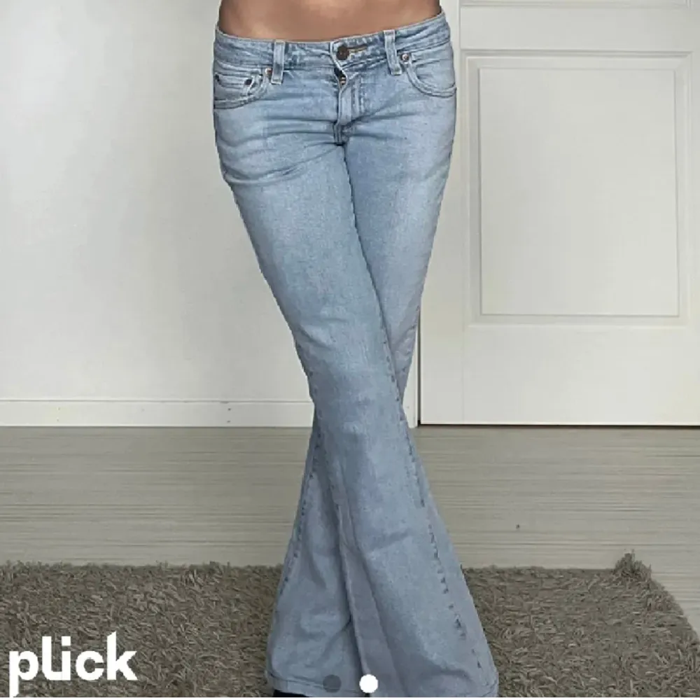 säljer dessa supersnygga Levis jeansen som är lågmidjade 💕 midjemått: 37 rakt över  Innerbenslängden: 80 Nyskick 💕. Jeans & Byxor.