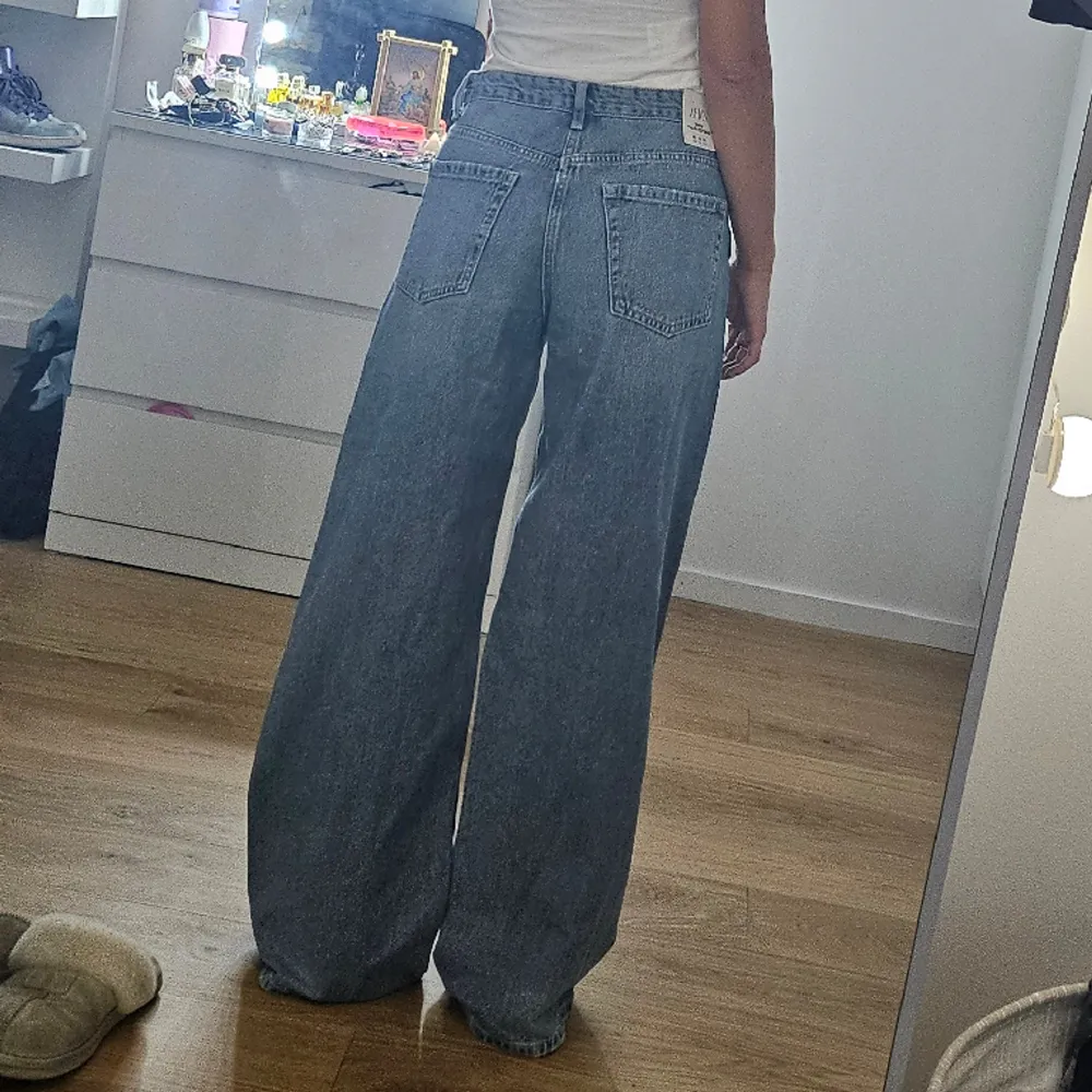 Säljer dessa byxor ifrån zara, wide shifted pants pga att de är för stora.. Jeans & Byxor.